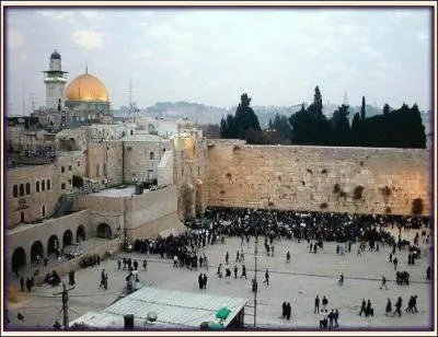 Quelle ville est le lieu saint de trois religions monothistes