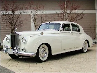 Quelle est la marque de cette voiture ?