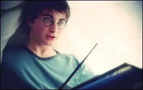 Dans 'Harry Potter 3', quel sortilge Harry utilise-t-il sous sa couette chez sa tante ?
