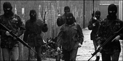 En quelle année l'IRA (Armée République Irlandaise) a-t-elle définitivement posé les armes ?