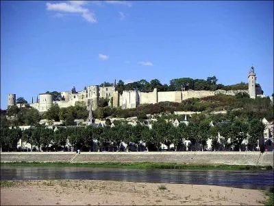 Quel est ce chteau dominant la Vienne compos du Fort de Coudray, du chteau du Milieu et du Fort Saint-Georges, et dont la foteresse tombe peu  peu en ruine ?