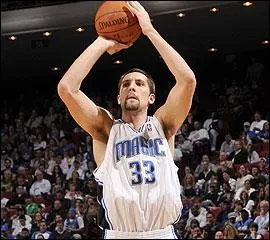 Qui est cet ailier, ancien joueur des New Jersey Nets ?