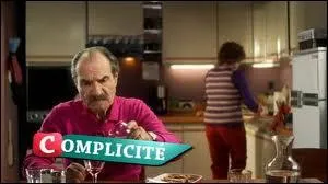 Qu'aime faire Raymond de ses journes  part d'ennuyer les autres ?