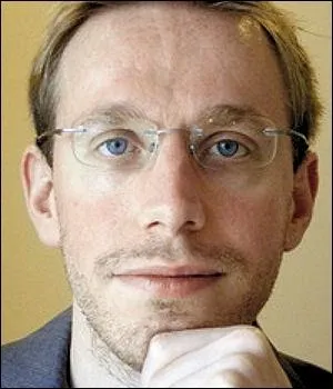 Anglais n en 1979, atteint du syndrome d'Asperger, calculateur prodige, crivain, il parle galement 12 langues. Il a crit son autobiographie en 2007 'Je suis n un jour bleu'. Il s'agit de