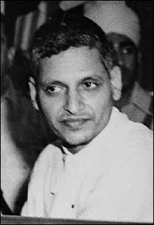 Le 30 Janvier 1948,  Delhi, il excute Gandhi de 3 coups de rvolver  bout portant. Il a pour nom ?
