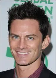 Comment s'appelle le prsentateur de Shake it up ?