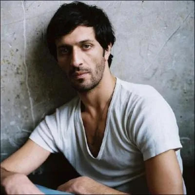 Qui joue-t-il dans le film ?