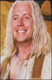 Comment s'appelle ce monsieur qui tait au mariage de Bill et Fleur ?