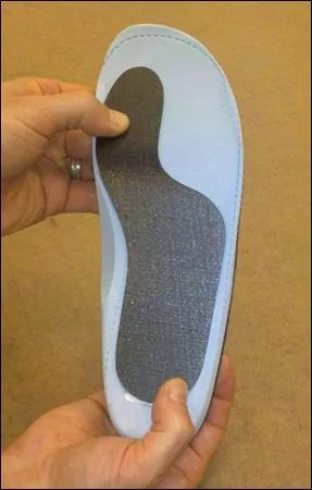 Une semelle orthopdique munie d'une extension dite de 'Morton' serait susceptible de rendre service dans l'UNE des situations suivantes :