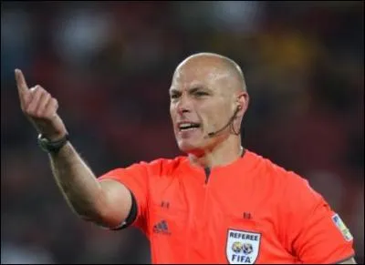 Un des meilleurs arbitres de football ... . l'anglais :