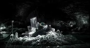 Qu'y a-t-il dans le lac de la caverne ?