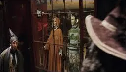 Qui se trouve chez Mme Guipure ?