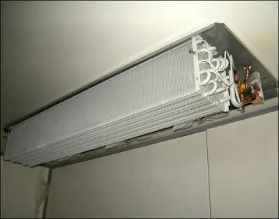 Quel est ce composant en cours de montage dans une chambre froide ?