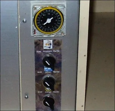 Quel est ce dispositif plac en haut sur le panneau de commande d'une vitrine ?