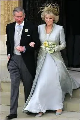 Ce qui devait arriver arriva. Charles, divorc, s'en fut pouser Camilla, divorce. Bien que Princesse de Galles par son mariage, par respect pour Diana (ou pour ses enfants), elle ne porte pas ce titre, lequel porte-t-elle ?