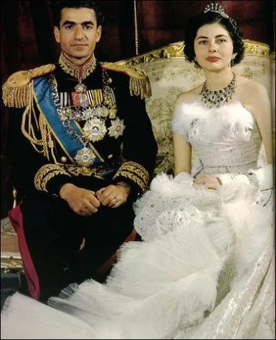 C'est une photographie de mariage du Shah d'Iran avec celle qu'on a appele ensuite la Princesse aux yeux tristes, la belle... ?