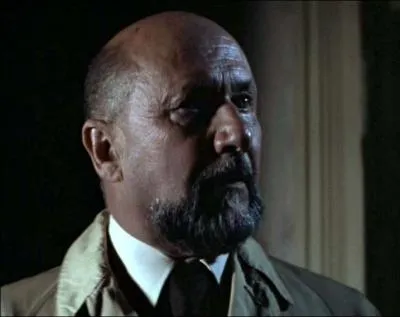Comment s'appelle le docteur Loomis ?