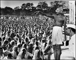Tandis que l'agitation gagne toute l'Inde, le Congrs rclame la dclaration d'indpendance et la guerre civile, Gandhi tente de gagner du temps. Cette dclaration devra tre faite au plus tard le :