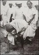 Le 2 mars 1930, Gandhi prvient le vice-roi que la dsobissance civile, la satyagraha, commencera le 12 mars. Quel est le but de cette manifestation ?