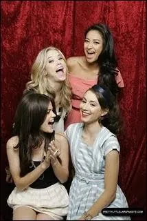 Quelle initiale figure sur chacune des lettres anonymes ?