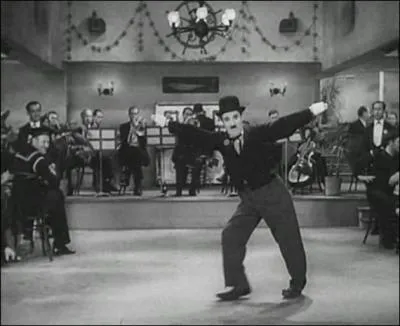 Dans quel film Charlie Chaplin avait-il perdu son texte et inventait-il les paroles de la chanson ''Je cherche après Titine''' ?