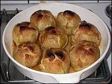 Pommes vides remplies de sucre semoule mouill de Calvados et enferme dans une pte, c'est une spcialit normande :