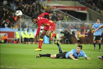 Asamoah Gyan, dsormais rput pour avoir manqu un pnalty  la dernire seconde du quart de finale de la Coupe du Monde 2010, joue aux Emirats Arabes Unis. Avec quel pays participe-t-il  la CAN ?