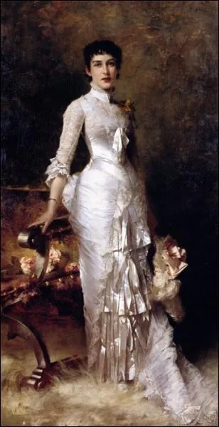 Jeune femme en robe blanche