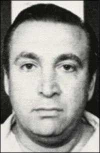 Il est surtout connu pour avoir t  la tte d'une quipe d'assassins, voleurs de voitures et trafiquants de drogue suspects par le FBI d'entre 75 et 200 meurtres :