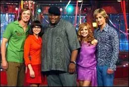 Que fait Scooby-Doo  la fin du gnrique du deuxime film ?