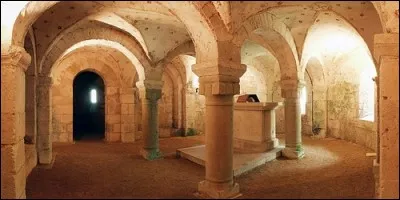 Où se trouve la crypte d'une église ?