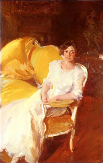 Clotilde assise sur le sofa