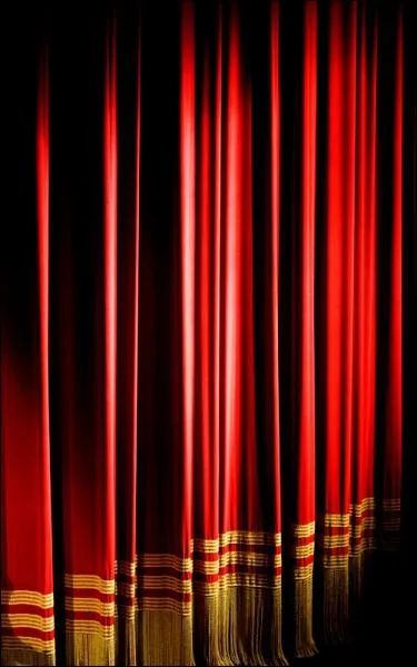 Hugues Aufray aussi a parl du velours dans une chanson qui finissait ainsi : Si tu m'oublies, si tu m'oublies, je veux tendre ma vie d'un long rideau de velours ...