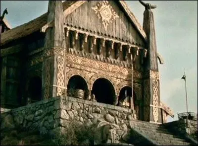 Le palais des rois d'Edoras, la capitale du Rohan, est aussi connu sous le nom de :