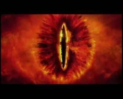 A travers quel artefact possd par Saroumane voit-on luire l'oeil de Sauron ?