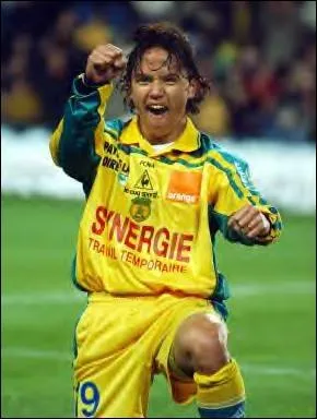 Je cherchais une jolie reprise de vole rcente pour conclure ce quizz Je l'ai trouve en L2, elle est l´uvre de Vahirua face au Mans en novembre 2011. Pour quel club jouait Vahirua ?