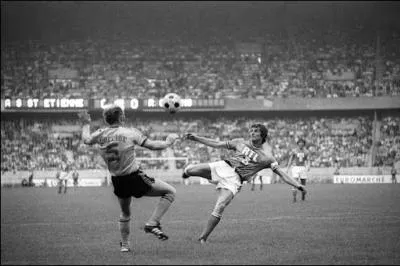Autre reprise de vole magnifique inscrite lors d´une finale, celle de Jean-Michel Larqu lors de la Coupe de France 1975. L'affiche de cette finale tait