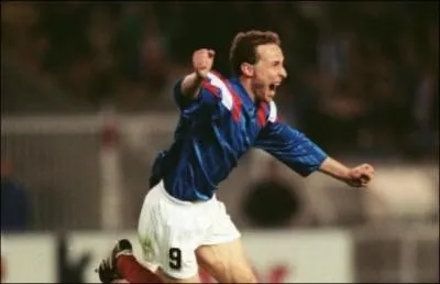 Ce coup-ci, c'est Larqu aux commentaires et Papin  la ralisation. On est en 1991 au Parc, qualifs de l´Euro entre la France et l´Espagne, et JPP marque un but fantastique comment ?