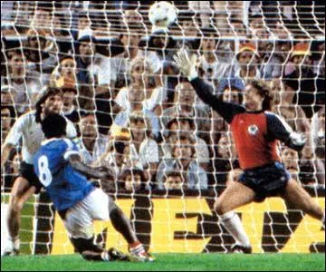 1982, Sville, France-RFA, vous connaissez l'histoire. Le coup-franc de Giresse que Trsor catapulte d´une vole magistrale sous la barre de Schumacher C´est pour les Bleus