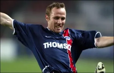 Dans un contexte moins prestigieux, puisque qu'il s´agit d´un Caen-PSG de la saison 94-95, on se souvient de cette vole hallucinante des 35 mtres marque par ce latral un peu bourrin