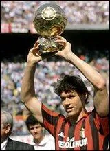 Quel autre joueur, aussi originaire des Pays-Bas, jouant au Milan AC, mais comme attaquant, a remport le Ballon d'Or deux annes conscutives (1988, 1989), puis une dernire fois en 1992 ?