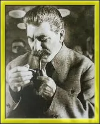 Eh oui ! 'Le petit pre des peuples' tait galement un adepte de la pipe ... .