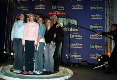 Record Guiness du plus grand nombre de personnes (18) dans :