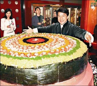 Jackie Chan prsente sur cette photo le plus gros sushi du monde. Combien mesure-t-il de diamtre ?