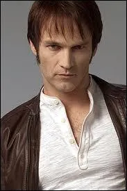 Voil� un Bill buveur : c'est Bill Compton, de la s�rie TV True Blood, petit ami de Sookie et il est ?