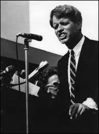 Il aimait cette phrase ' Vous voyez des choses et vous dites, Pourquoi ? Mais je rve les choses qui n'taient jamais et je dis, Pourquoi pas ? , de George Bernard Shaw. Qui est ce Bob ?