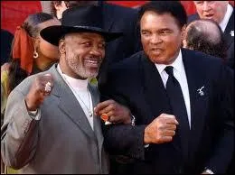 Sur cette photo de 2002, de 2 grands champions, qui est  ct de Mohammed Ali ?