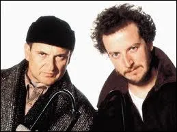 Ce Joe joue souvent des mafieux, ou des personnages comiques, comme ici dans Maman, j'ai rat l'avion (c'est celui qui a le bonnet). C'est Joe ?