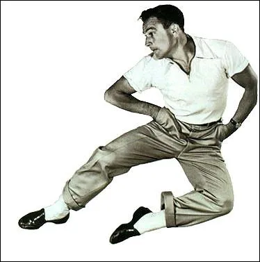 Il est probablement, avec Fred Astaire, la personnalit masculine la plus marquante de la comdie musicale hollywoodienne des annes 50. Qui est-il ?