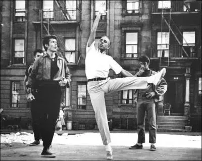 Dans des ballets comme 'West side story', ce chorgraphe met  profit les potentialits de la danse et du thtre. Qui est-il (personnage au centre) ?